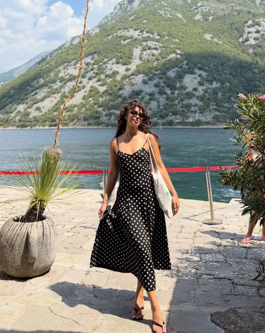 Gizem Özdemir Kotor’da taş bir kemerin altında