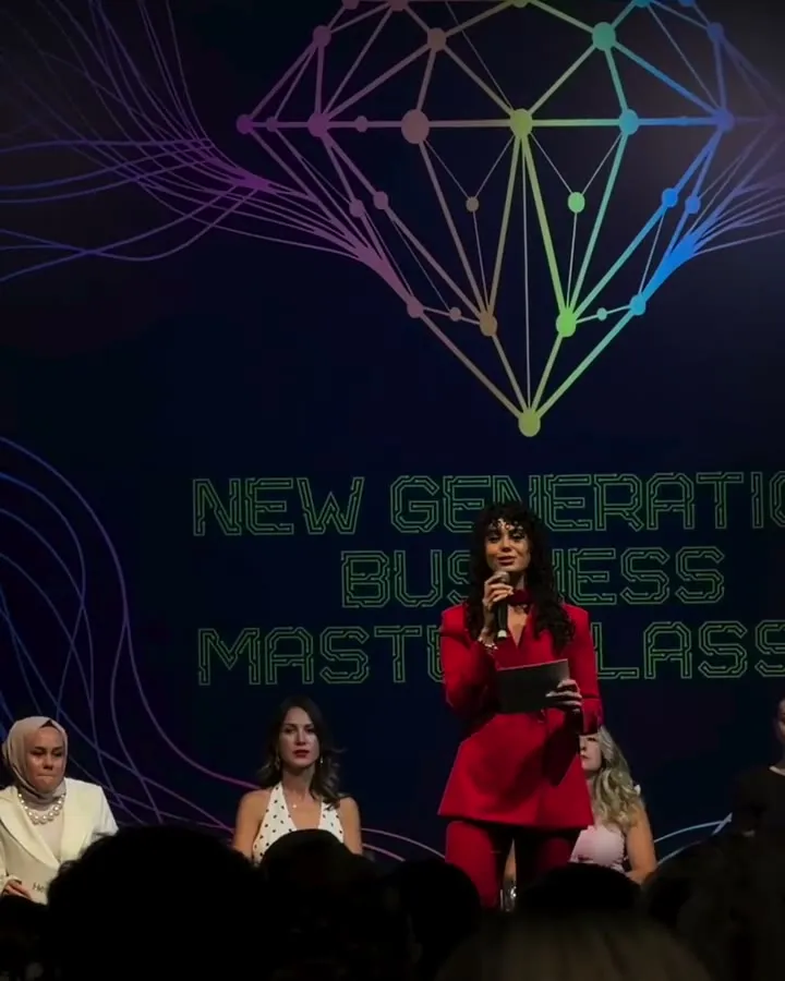 Gizem Özdemir sahnede konuşurken